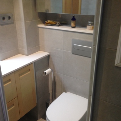 baño con mueble a medida de haya y wc suspendido