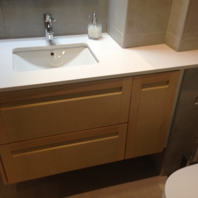 baño con mueble a medida de haya