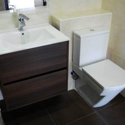 Baño con mueble suspendido