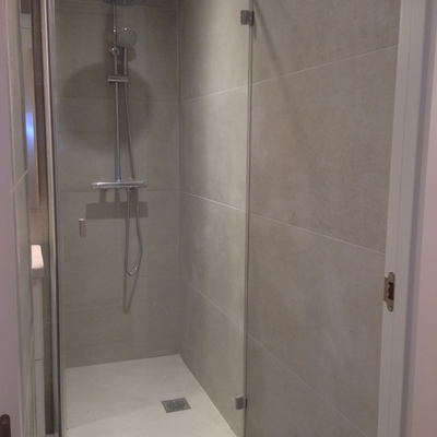 baño con plato de ducha de obra a ras