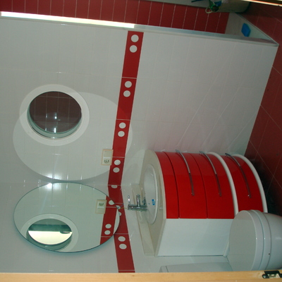 BAÑO CON VENTANA EN LA PARED DE LA DUCHA