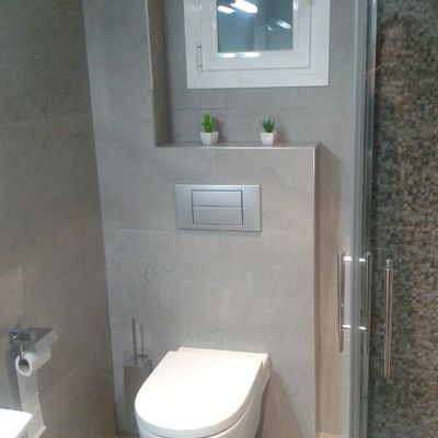 Baño con wc Roca suspendido