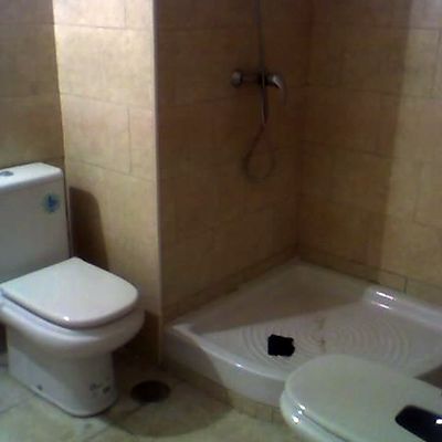 Baño de buhardilla convertida en apartamento individual