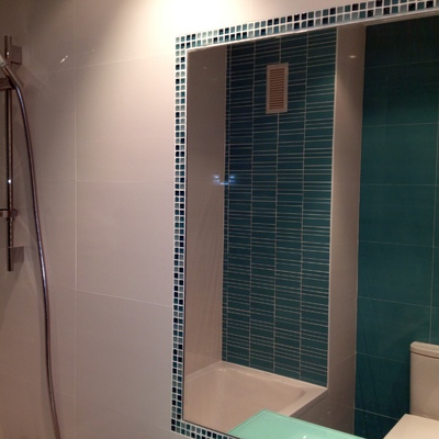 Baño en blanco y turquesa