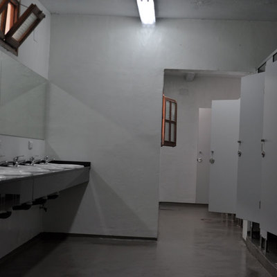Baños camping Microcmento en paredes