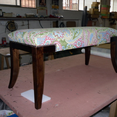 banqueta con aro y patas banizadas