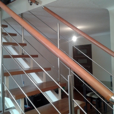 baranda acero inox con pasamanos de madera