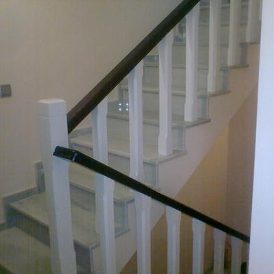 Baranda escalera blanco roto y nogal