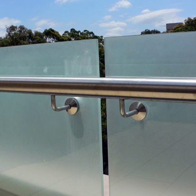 Barandilla de acero inoxidable con fijaciones de vidrio