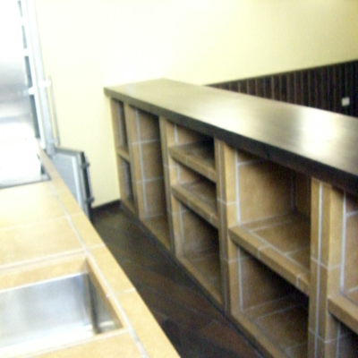 Barra con bazares de obra y terminacion en madera