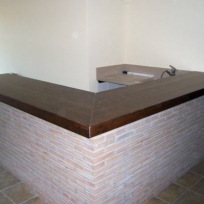 Barra de bar maciza en pino tea lacado color nogal. 