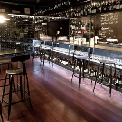 Barras, estanterías, botelleros, mesas, sillas, etc