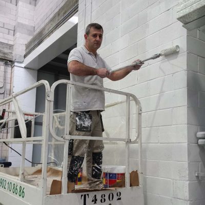 Pintando el exterior de un local comercial