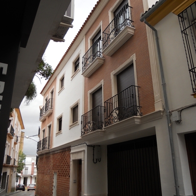 Bloque de viviendas, garaje y local comercial