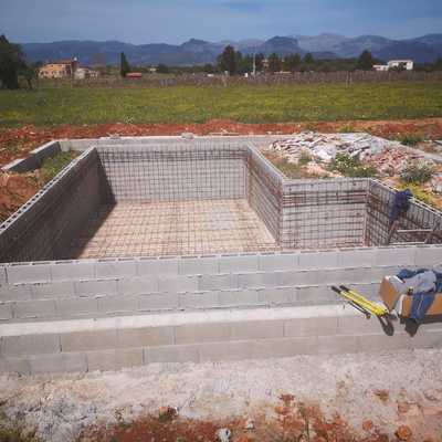 Piscina de obra colocacion de bloques.