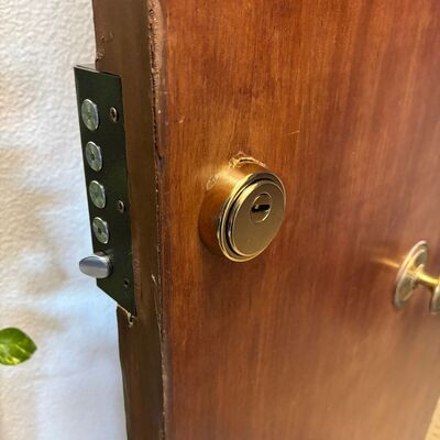 Instalación de cerradura en puerta de madera