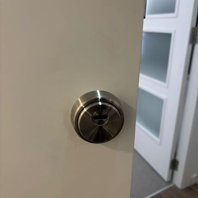 Colocación de pomo y cerradura en puerta interior