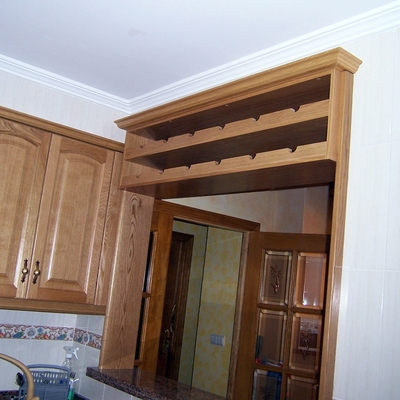 Botellero en roble lacado natural.