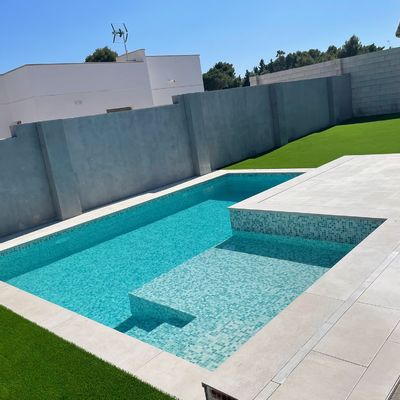 Construcción. De Piscina unifamiliar - multilineal