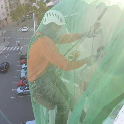 Reparación en fachada con trabajos verticales
