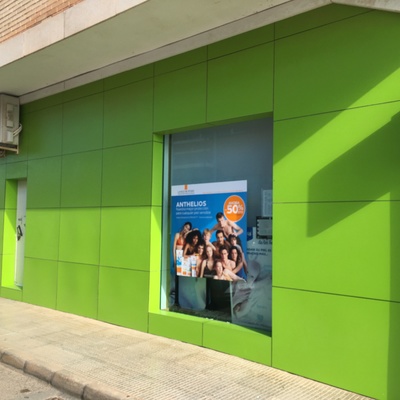 Limpieza fachada de farmacia