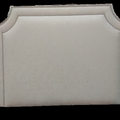 Cabecero con tachuelas