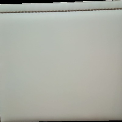 Cabecero con tachelas.