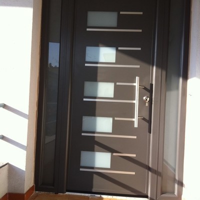 reforma de una puerta de una casa