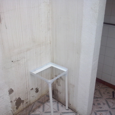 Instalación de lavadero con toma de agua y desagüe.