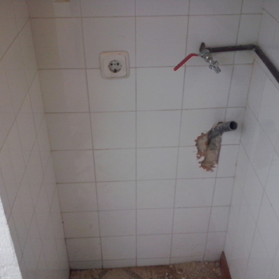Instalación de lavadero con toma de agua y desagüe.(Antes)