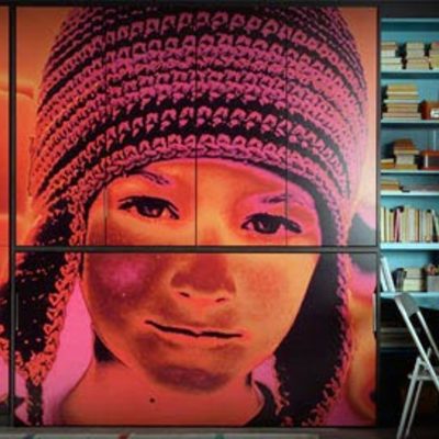 Cama abatible y armario superior