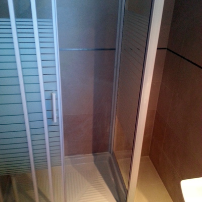 cambiar bañera poplato de ducha,mmpara y mueble  medida