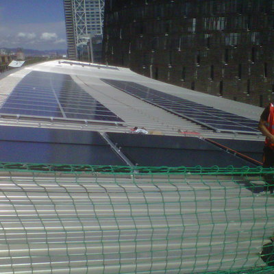 Campo combinado de solar térmica y fotovoltaica.