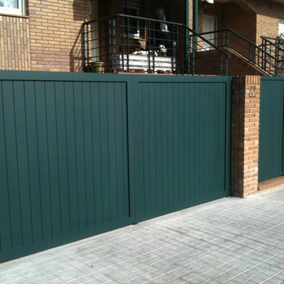 Cancela de aluminio soldado de dos hojas