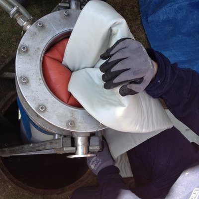 cañón inversor para introducir manga para rehabilitación de tubería sin obra