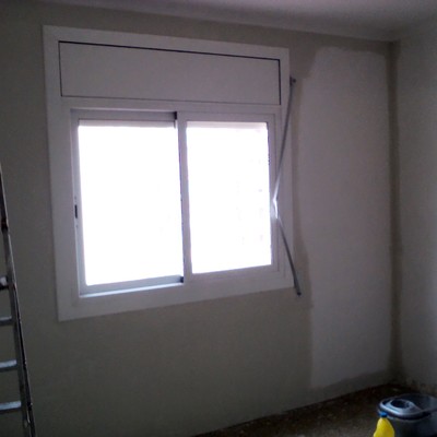 Capa de color gris sobre primera de blanco.