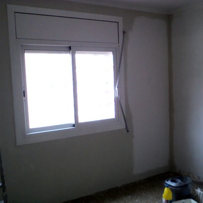 Capa de color gris sobre primera de blanco.