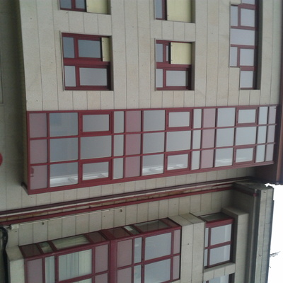 capinteria de vetanas y muro cortina en fachada de edificio