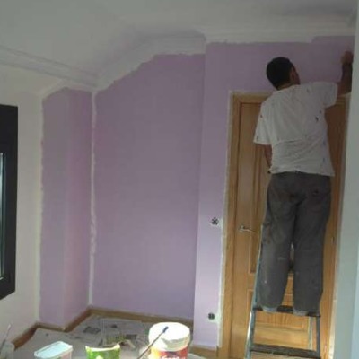 Personal pintando vivienda