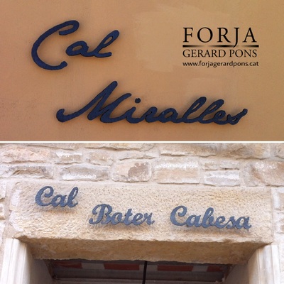 Lletres i cartells forjats.