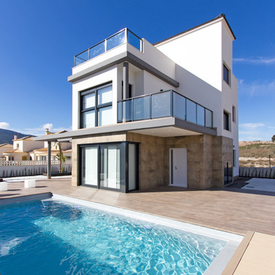 Construcción de viviendas con piscina.