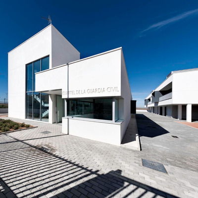 Equipamiento y edificio residencial