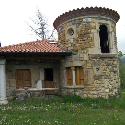 casa de piedra con torre Coya (Piloña)
