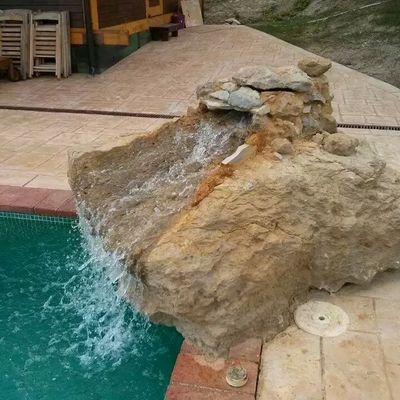 cascada sobre roca en piscina privada