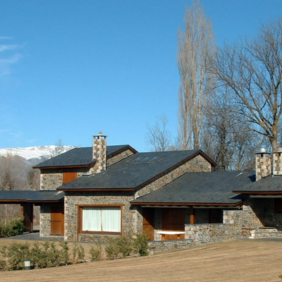 CASES APARELLADES A ESTOLL. GIRONA