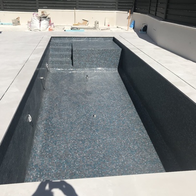 Piscina desbordante con escalera