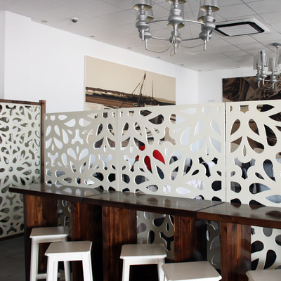 Celosía separación en salón de restaurante