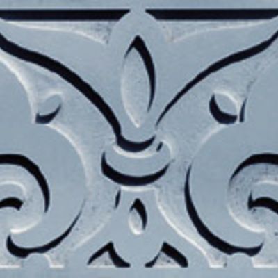 Cenefa tallada en azul