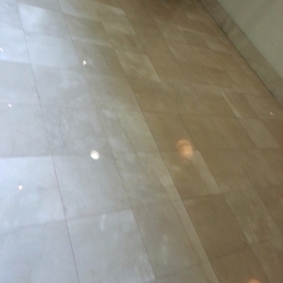 Centro comercial con Marmol Crema Marfil