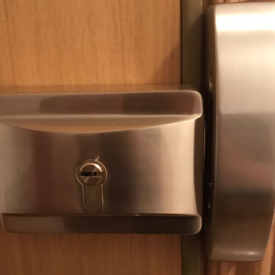 Cerradura sobreponer